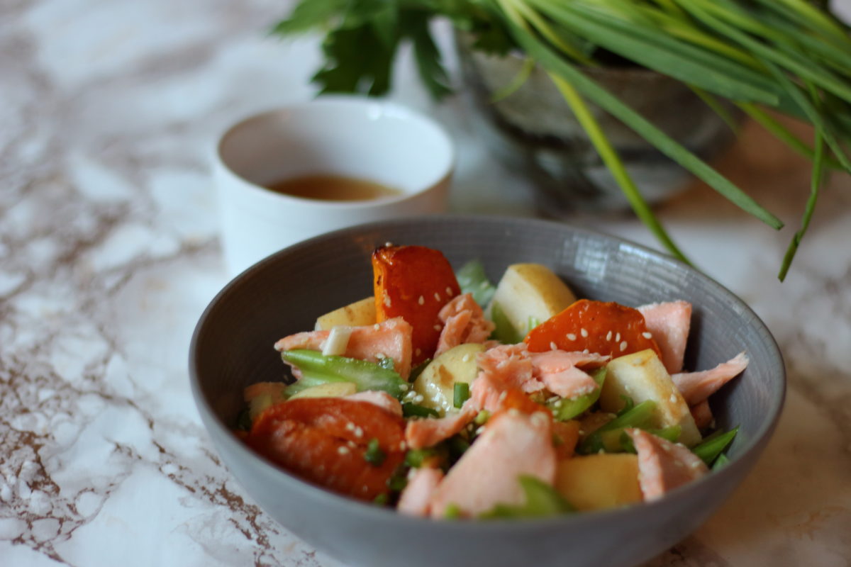 Salade de saumon et poire asiatique Salade de saumon rôti, nashi et patates douces rôties