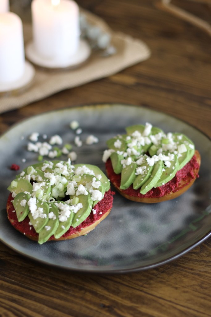 Tartine d’avocat et houmous de betterave