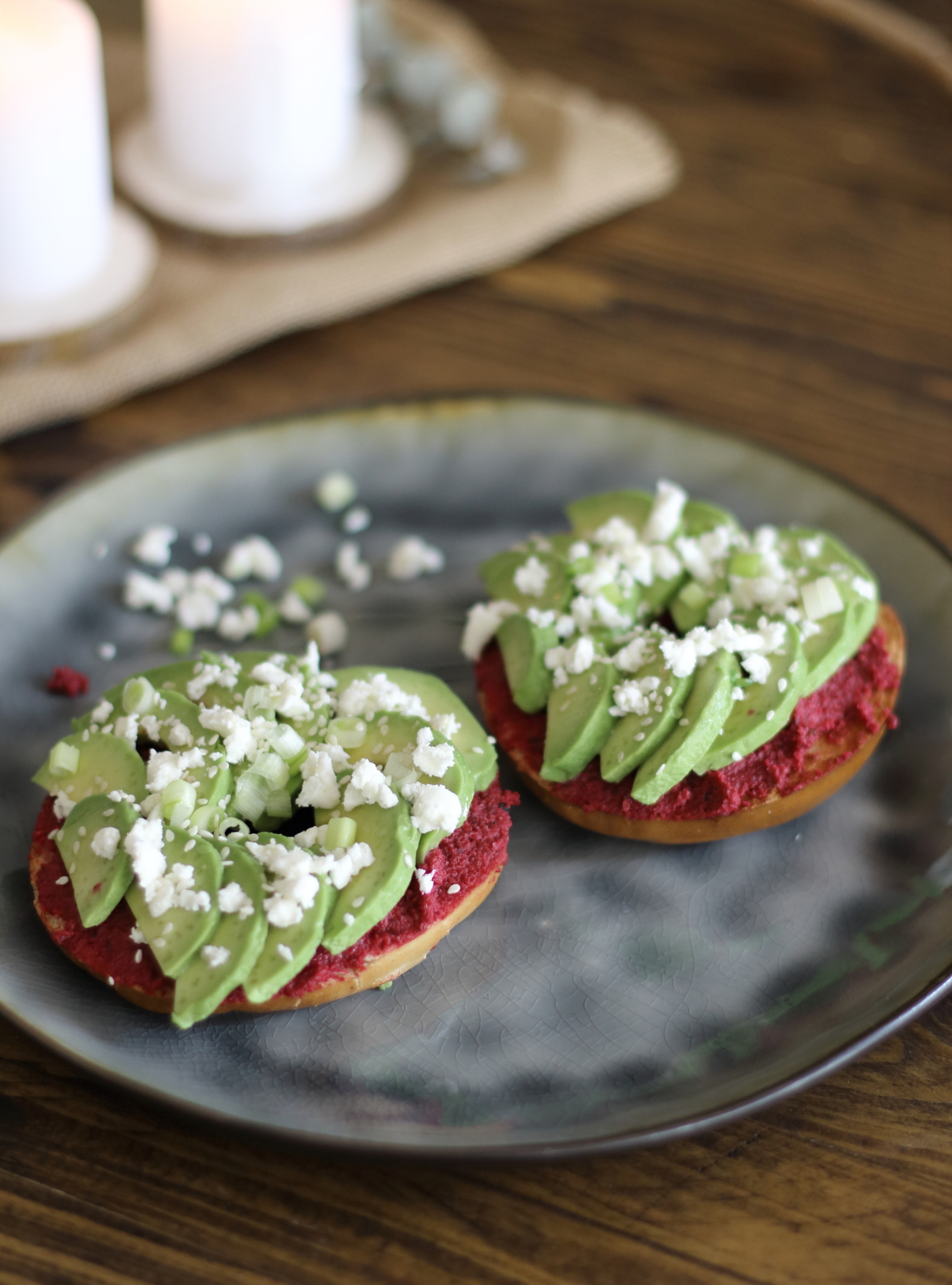 Tartine d'avocat et houmous de betterave