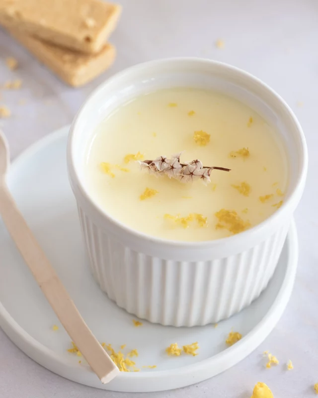 lemon posset 🍋 pour un espoir vers le printemps 
👆🏼recette (DM for recipe in English)
📸 & stylisme @sixtyfivespoons 
.
.
.
#stylisteculinaire #stylisteculinaireparis #photographeculinaire #foodstylist #foodphotography #lemonposset #beautifulcuisines #bakedfromscratchwithlove #droolclub #foodie