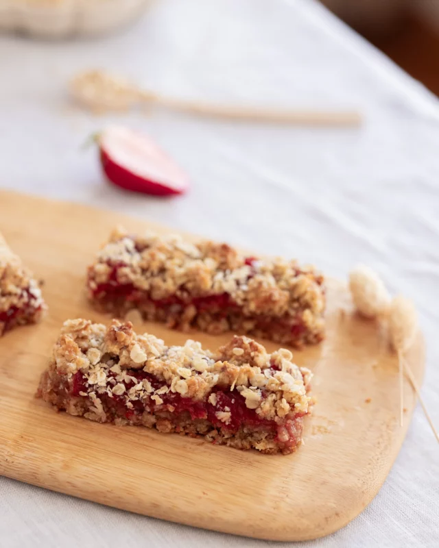 recette 🍓 barres flocons d’avoine & compotée de fraises 
.
.
.
#oatmeallover #foodstylist #foodstyling #foodphotography #foodphotographer #stylisteculinaire #stylisteculinaireparis #photographeculinaireparis #photographeculinaire #beautifulcuisine #bakedfromscratch