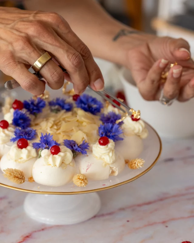 Hands in action, pavlovas in the making 🍓✨
A peek behind the scenes of my first food styling workshop — where creativity met cream and fruit.

So proud of what everyone created.
More to come soon… 💌

#FoodStylingWorkshop #PavlovaMagic #ParisFoodie #behindthescenes #americaninparis #foodstylist #foodstylingandphotography #foodstylistinparis #airbnbexperience 

📸 @sixtyfivespoons
