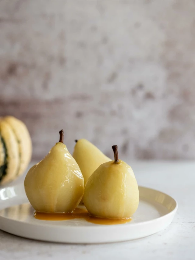 la poire pochée 🍐 
.
📸 & styling @sixtyfivespoons