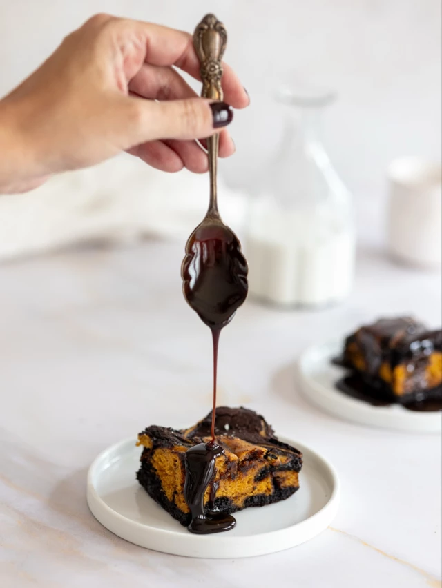 chocolate pumpkin swirl fudge brownies 🍫 🍂 send DM for recipe in english
📸 & styling @sixtyfivespoons 

#stylismeculinaire #foodstylistandphotographer #photographeculinaire #pumpkinspiceseason