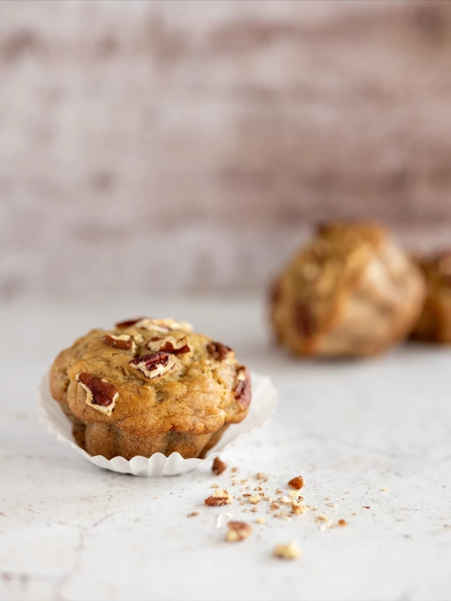 recette // muffins noix de pecans & banane 
.
.
📸 & styling @sixtyfivespoons 
#foodstylist #stylisteculinaire #foodphotography #photographeculinaire